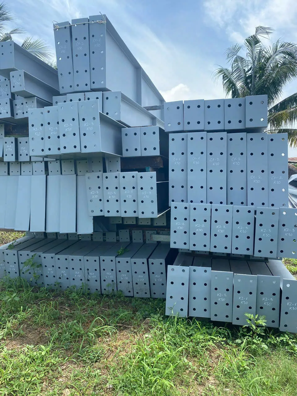 Cấu kiện thép mạ kẽm chờ lắp dựng
