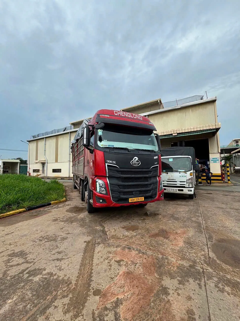 Xe đầu kéo vận chuyển hàng hóa tại kho