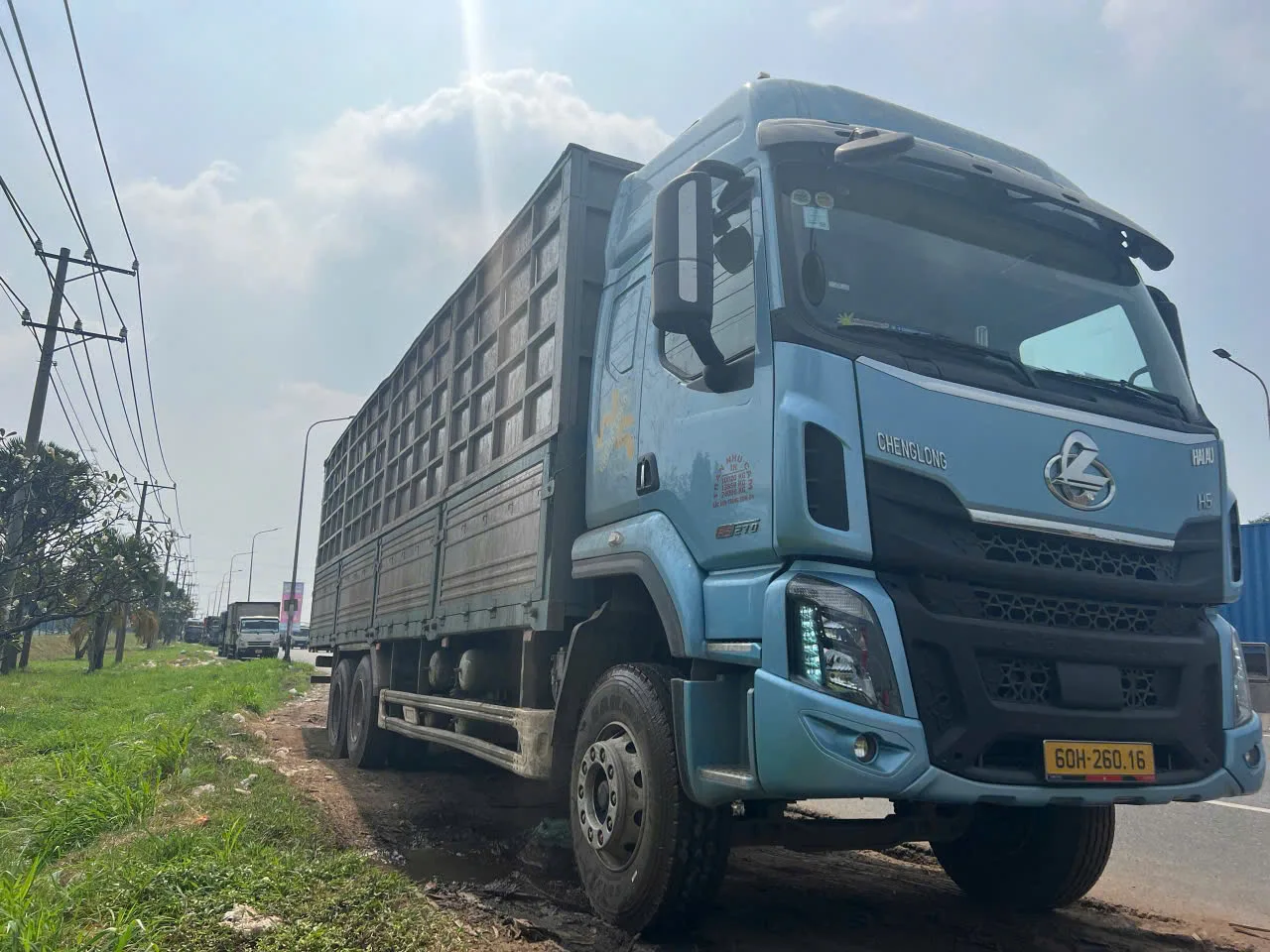 Xe tải thùng mui bạt phục vụ vận tải