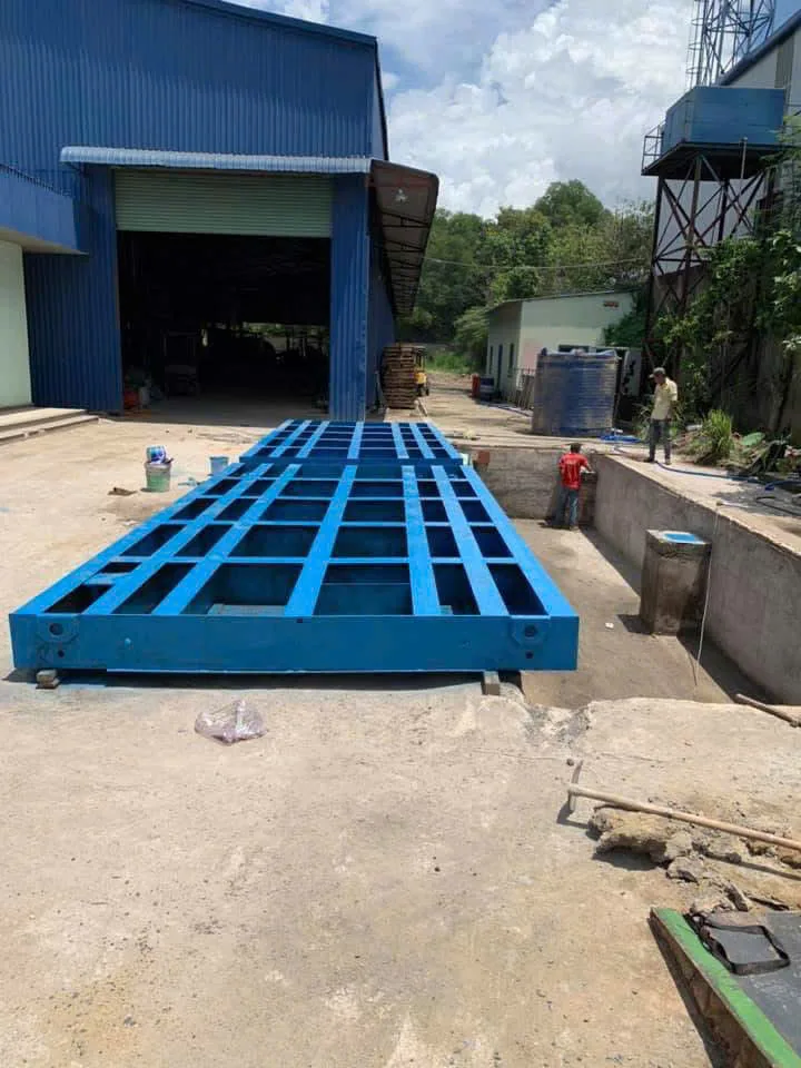Khung bàn cân thép sơn xanh trước khi lắp mặt
