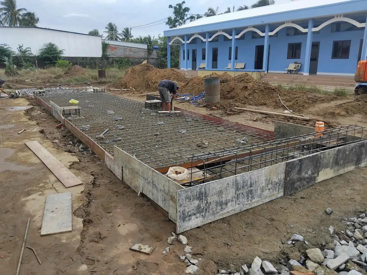 Cốt thép móng trạm cân cạnh nhà xưởng