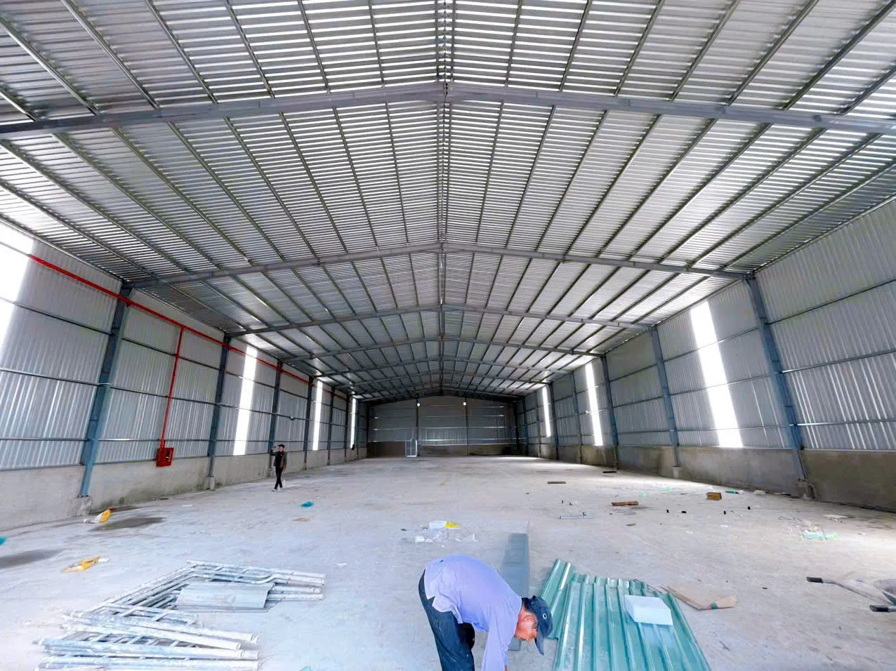 Nhà xưởng mới lắp dựng khung thép và mái tôn