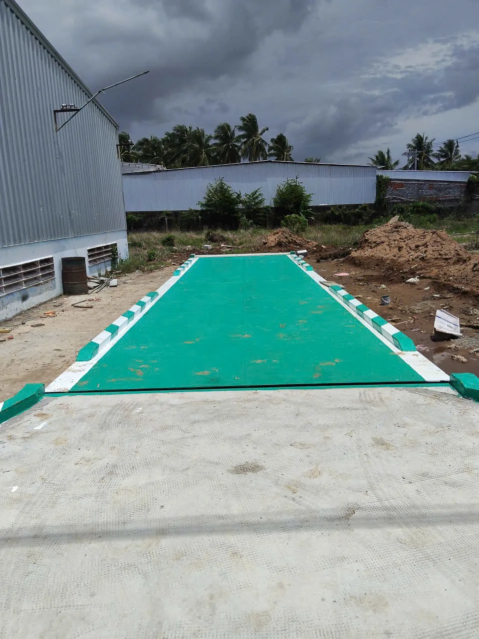 Trạm cân sơn xanh hoàn thiện cạnh nhà xưởng