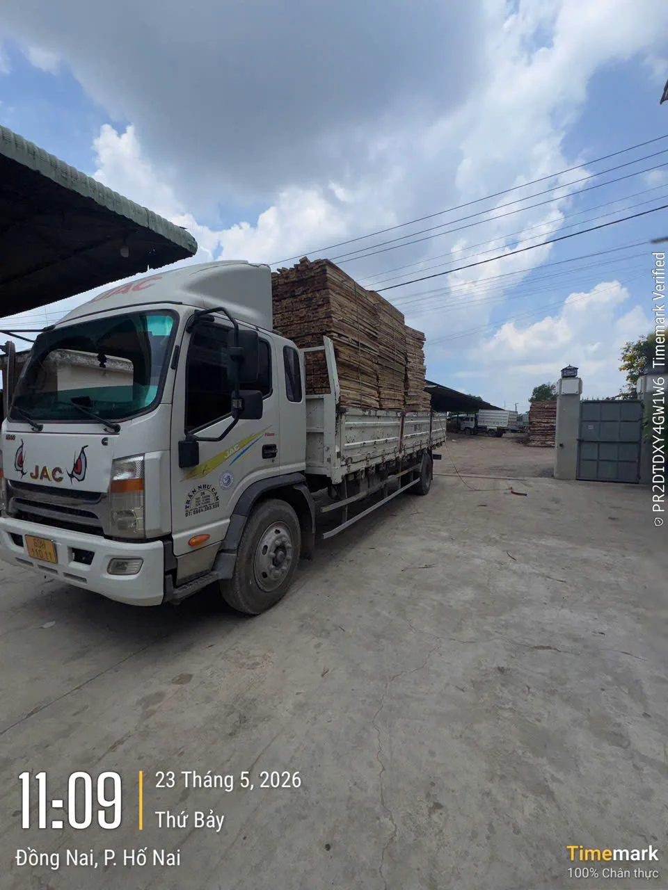 Xe tải chở hàng tại kho khu vực Hố Nai, Đồng Nai